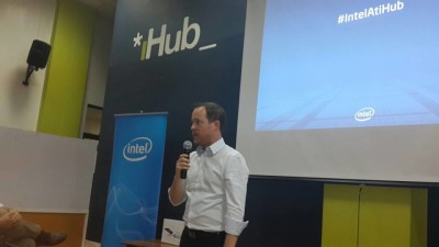 Intel's Sven Beckmann talking to developers and bloggers at the Ihub