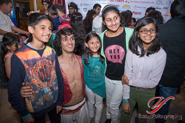 Some kids from the audience capture a moment with Aladdin 